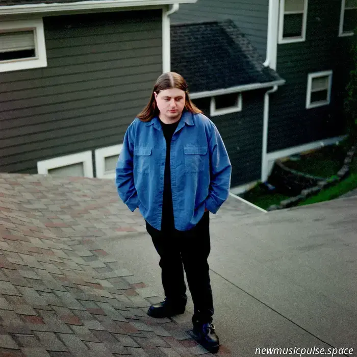 Intervista: Joelton Mayfield si confida su ‘Crowd Pleaser’, una testimonianza della vera amicizia e un'incredibile genesi del doloreIntervista: Joelton Mayfield si confida su ‘Crowd Pleaser’, una testimonianza della vera amicizia e un'incredibile genesi del dolore - Atwood Magazine