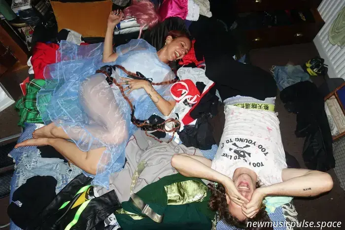 Shelf Lives desata una explosión electro-punk: «frissoN»