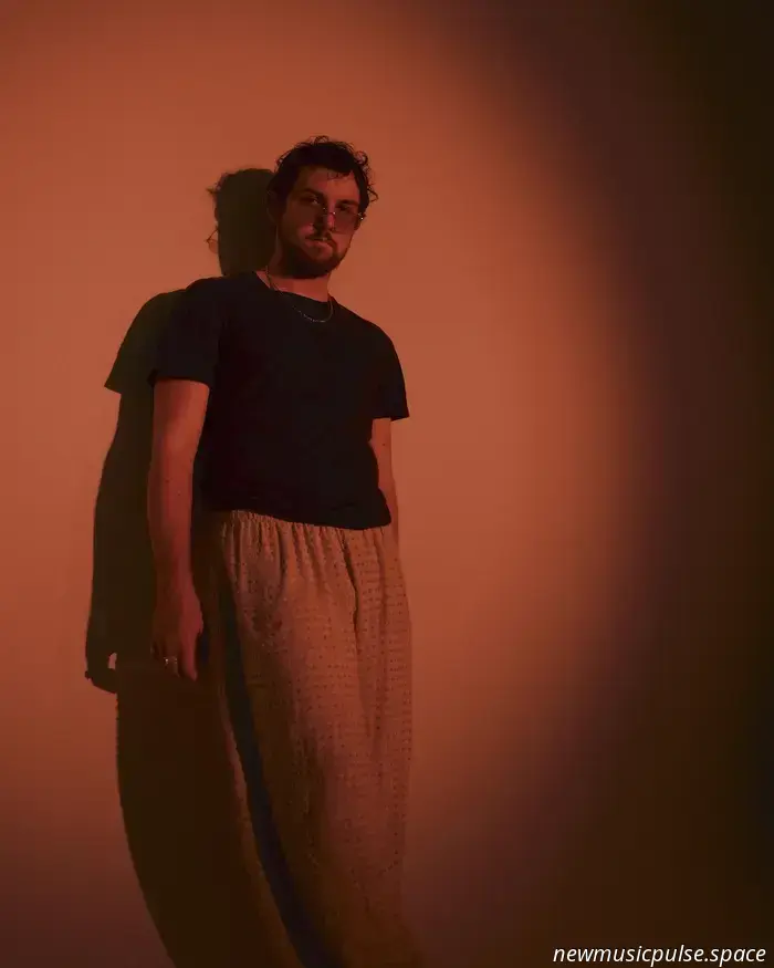 Solomon Fox Blurs Boundaries with “Fallin’ Back” - Atwood Magazine