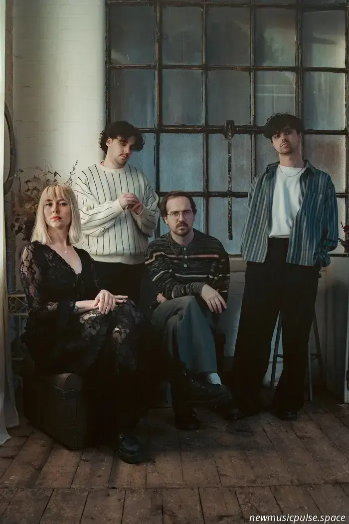 Speciale: Bleach Lab scatena fuoco e furia in 'Close to the Flame', un devastante sogno dream pop - Atwood Magazine