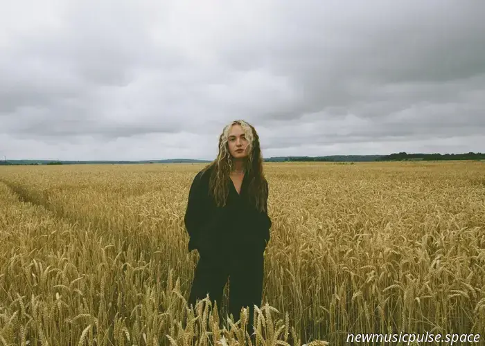 “Lehn dich zurück, Baby, lass es los”: néomí umarmt die Kunst des Loslassens in einem seelenbewegenden Mantra der Sanftheit, Hingabe und Selbstliebe - Atwood Magazine