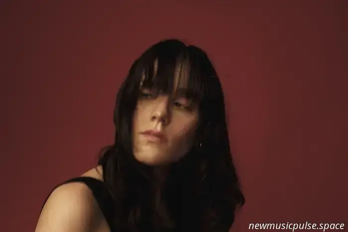 Premiere: Malena Zavala fängt die traumhafte Magie der Liebe in "MELT" ein, einem sanft herzerwärmenden Bekenntnis zur Intimität - Atwood Magazine