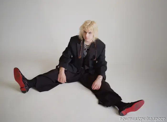 Пошлый, дымный, веселый и свободный: Mothé переопределяет поп в «Total Popstar», их дерзком и неприукрашенном втором студийном альбоме — Atwood Magazine