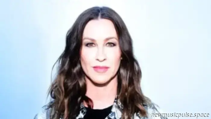 Alanis Morissette zieht riesige Menschenmenge an der Glastonbury-Pyramid-Stage an.