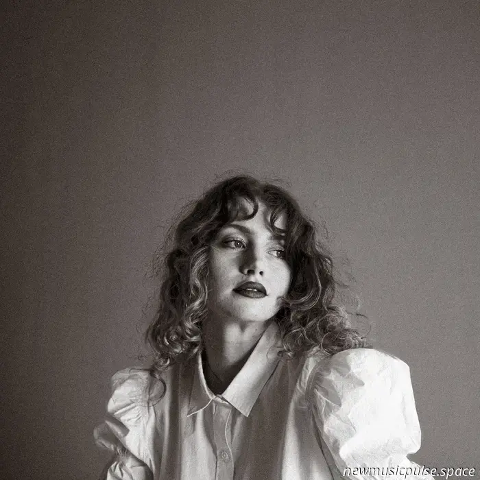 Artista da tenere d'occhio: Ellur di Halifax canalizza l'ansia in un indie rock anthemico con "Missing Kid" - Atwood Magazine