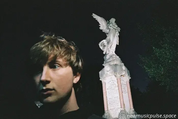 „Liebe ist nicht das Gegenmittel“: Dove Ellis setzt sich in „Love Is“, einem schmerzhaften und ungehemmten Entwirren, mit den Grenzen der Liebe auseinander - Atwood Magazine