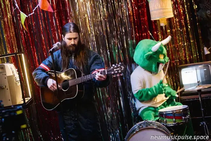 Reportaje: Petey USA sobre convertir pensamientos privados en espacio compartido y las verdades ficticias de «The Yips» - Atwood Magazine