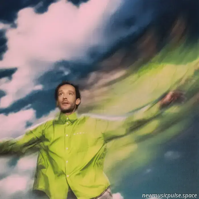 Interview: WRABEL setzt sich auf seinem kommenden Album „Up Above“ mit existenziellen Fragen auseinander - Atwood Magazine