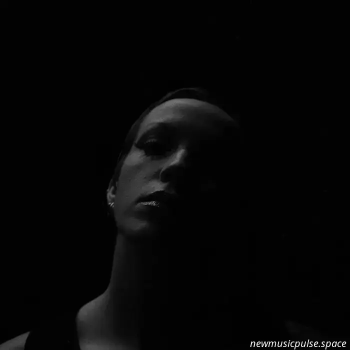 Anteprima: FRANK incanala fuoco e furore in «Steady Hands», un travolgente inno alt-rock di sopravvivenza e sfida - Atwood Magazine