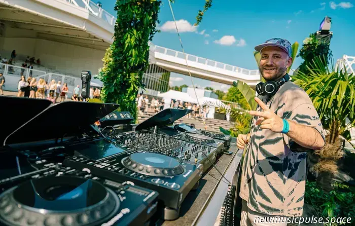 Tauche durch Alex Breitlings immersives „Eternity“ ins Korallenriff ein - Atwood Magazine