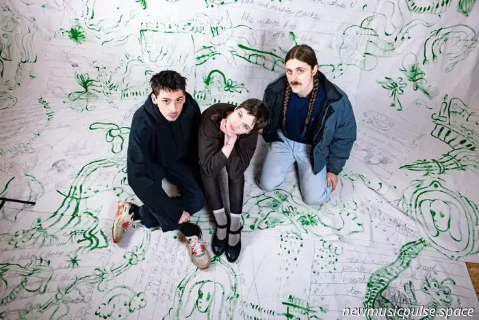 Art-Rocker WOMBO veröffentlichen neue Single 'Danger In Fives'