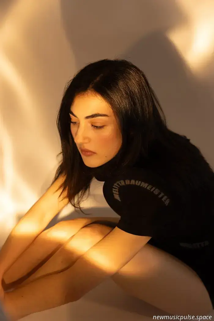 Premiere: ROREYs kathartisches und verträumtes „Wish I Was Numb“ ist der euphorische Soundtrack zu unserer existenziellen Krise - Atwood Magazine