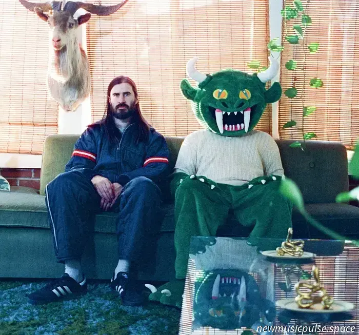 Reportaje: Petey USA sobre convertir pensamientos privados en espacio compartido y las verdades ficticias de «The Yips» - Atwood Magazine