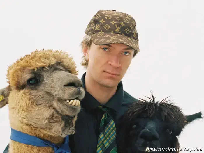 El cantautor de Oslo, Lasse Lokøy, evoca un indie rock sucio en su nuevo LP ‘& The Roommates’