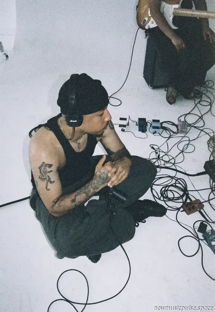 „Roh, experimentell und definitiv“: Low.bō debütiert mit einer gezeichneten, intimen Alt‑R&B-Abrechnung auf ‚husk‘ – Atwood Magazine