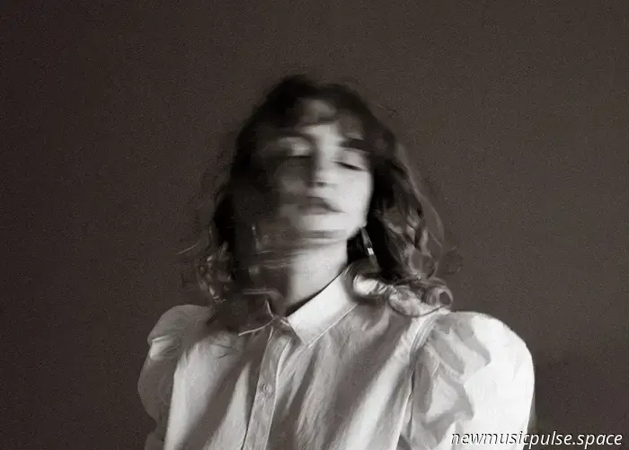Artista da tenere d'occhio: Ellur di Halifax canalizza l'ansia in un indie rock anthemico con "Missing Kid" - Atwood Magazine
