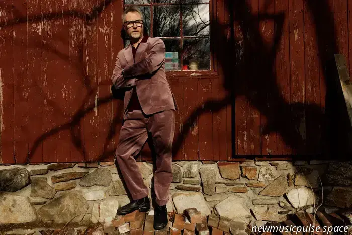 Reseña del álbum: Matt Berninger Continúa Ascendiendo en 'Get Sunk' - Atwood Magazine