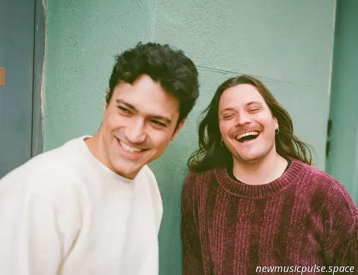 Künstler, den man im Auge behalten sollte: Anyhow aus Brooklyn ist ein aufstrebendes Indie-Rock-Duo, das auf Zusammenarbeit, Vertrauen und Gitarren setzt - Atwood Magazine