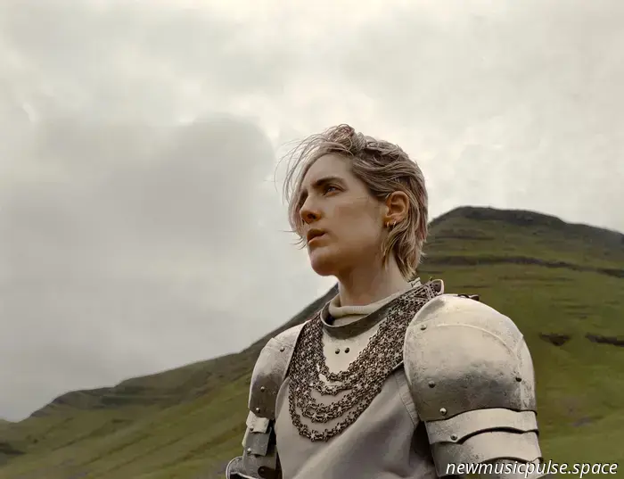  Característica: Shura revela el caos silencioso de ser humano y 'Me puse demasiado triste por mis amigos' - Atwood Magazine