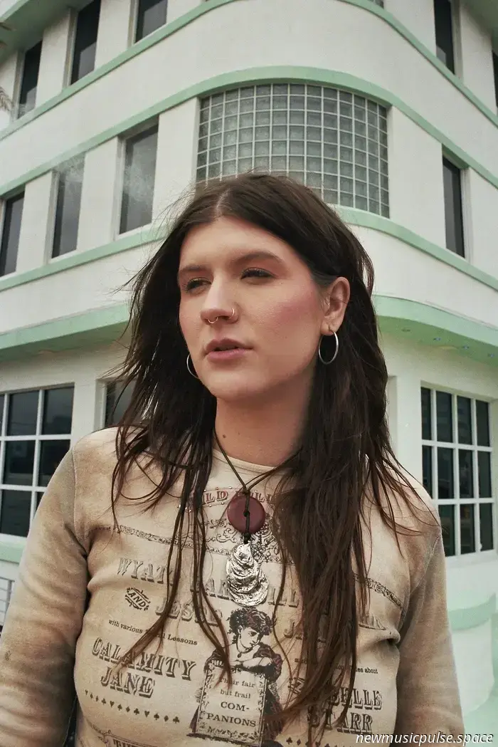 „Ich weiß jetzt, wer ich bin“: Gatlin erobert sich mit ‚Die älteste Tochter‘ selbst zurück, ein seelenbewegendes Debüt, verwurzelt in Verletzlichkeit, Intimität und Befreiung - Atwood Magazine