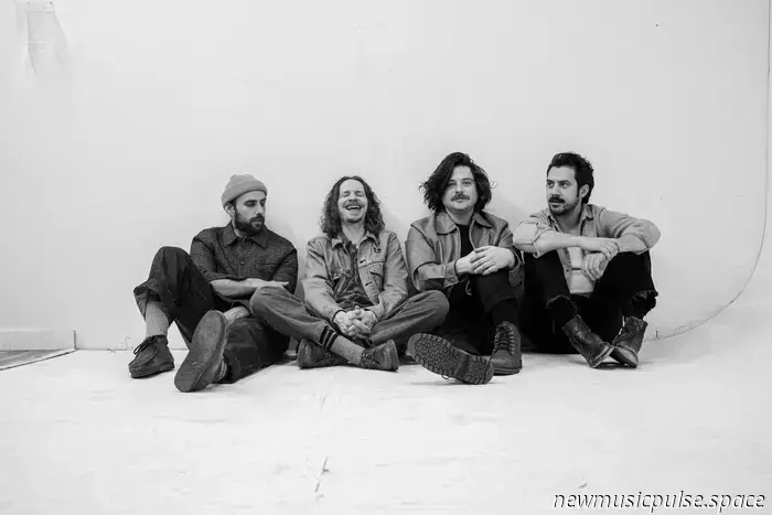 Track für Track: Mo Lowda &amp; the Humble packen den Groove, die Chemie und die rohe Energie von 'Tailing the Ghost' aus - Atwood Magazine