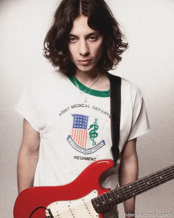 „Kühn, ehrlich und lebendig“: Louie Blue über die Gestaltung der warmen, stimmungsvollen, instinktgesteuerten Welt von ‚Blood & Bones‘ - Atwood Magazine