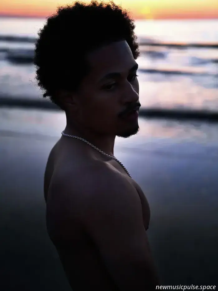 Künstler im Blick: Arno Sacco findet Stärke in Stille und Verletzlichkeit auf seinem seelenbewegenden Debüt „Blue Boy“ - Atwood Magazine