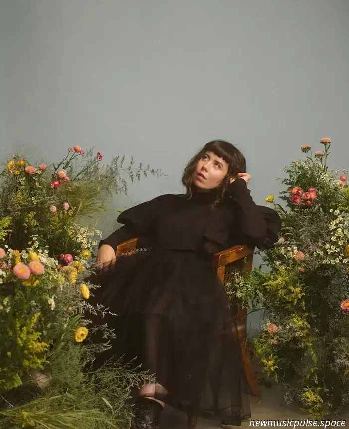Rose Betts baut auf ihrem üppigen und vielschichtigen zweiten Album 'There Is No Ship' emotionale Welten - Atwood Magazine