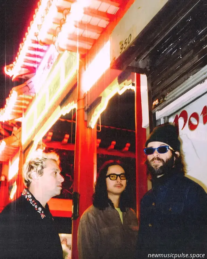 «Перетекая в нормальность»: The Technicolors превращают расплату в откровение в «Первый класс в никуда», мечтательной и болезненной альт-роковой грёзе — журнал Atwood