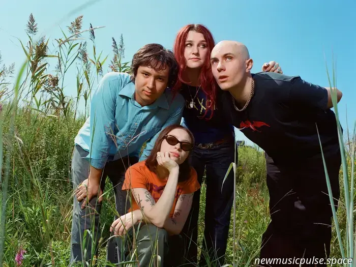 Entrevista: Momma Habla Sobre Su Cuarto Álbum Sin Filtros y sin Disculpas 'Welcome to My Blue Sky' - Atwood Magazine