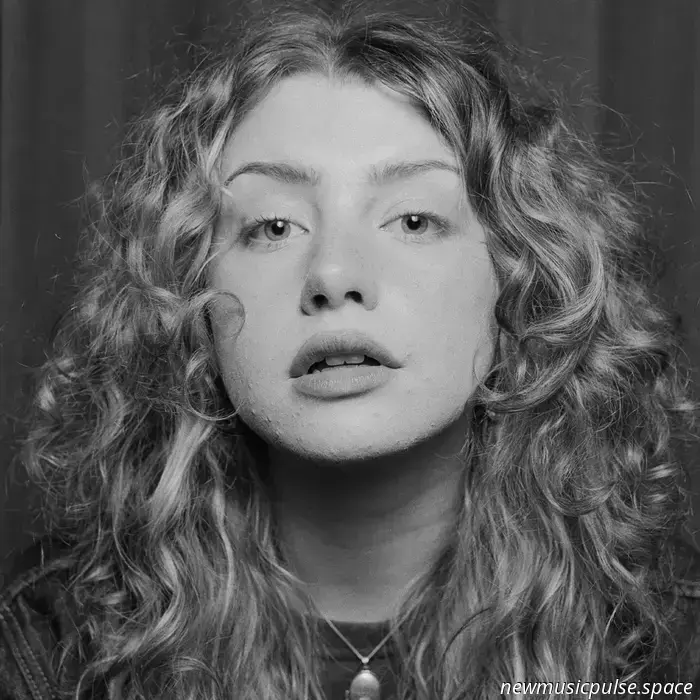 Artista da tenere d'occhio: Ellur di Halifax canalizza l'ansia in un indie rock anthemico con "Missing Kid" - Atwood Magazine