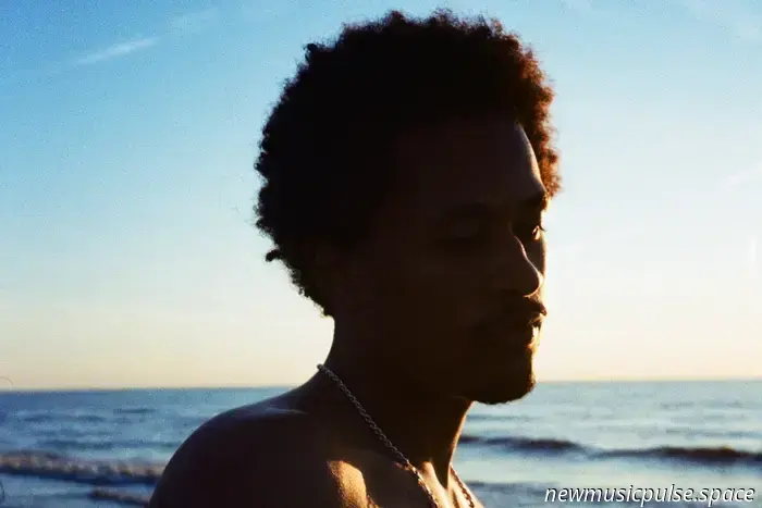 Künstler im Blick: Arno Sacco findet Stärke in Stille und Verletzlichkeit auf seinem seelenbewegenden Debüt „Blue Boy“ - Atwood Magazine