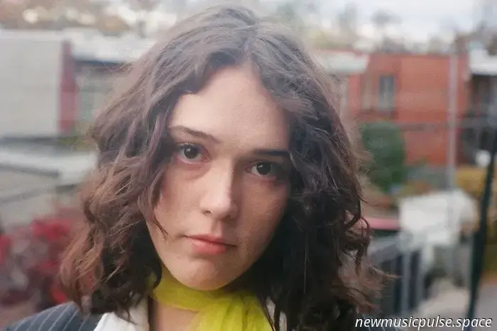 Intervista: Le onde sonore di Alicia Clara scintillano e brillano in 'Nothing Dazzled' - Atwood Magazine