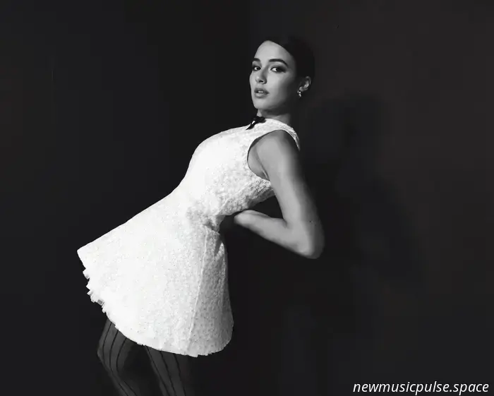 Bella Rios encuentra su voz en 'Right Now', un diario de pop-rock sobre crecer y dejar ir - Atwood Magazine
