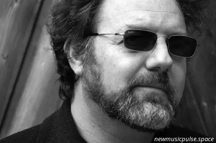 Paul Roland wagt sich mit seinem neuesten Album „Die Höhle des weißen Wurms“ nach draußen.