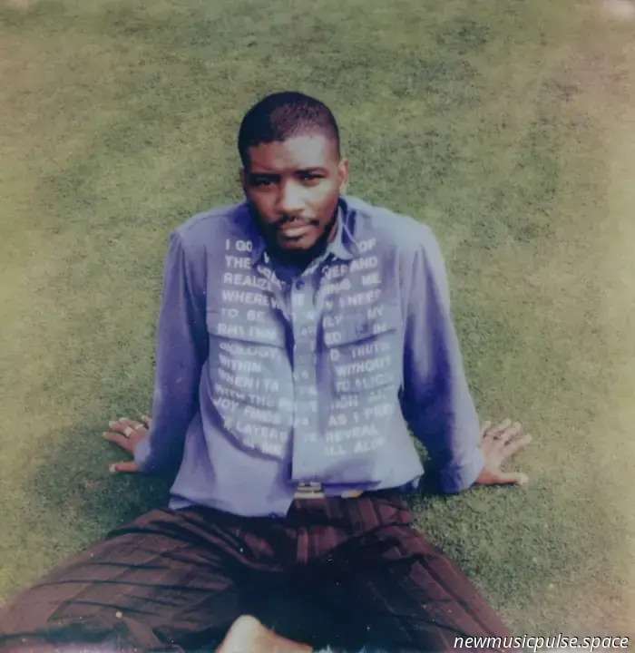 «Я не хочу ещё одну фантазию»: Эллиотт Скиннер воплощает свет, наследие и тихое осмысление в «RECALLING» — Atwood Magazine