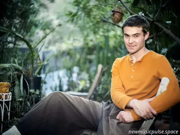 August Kamp betritt mit seinem neuesten Album „reconnecting.everything“ ein neues Reich.