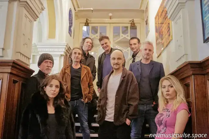 „Angewidert“: James-Sänger Tim Booth schießt scharf gegen Tommy Robinson, nachdem dieser ‚Sit Down‘ verwendet hat