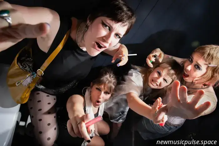 Panic Shack patea la puerta hacia abajo en su álbum debut con el sencillo principal 'Girl Band Starter Pack'