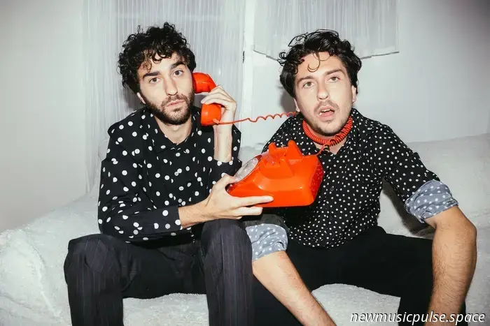 Nat y Alex Wolff intercambian Ruido por nostalgia en "Soft Kissing Hour" - Atwood Magazine