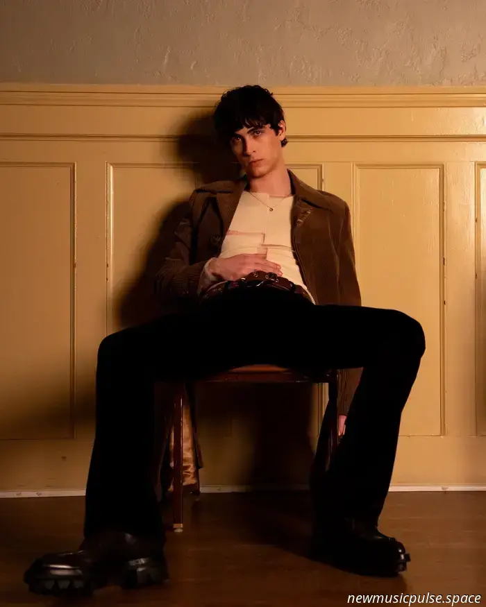 Entrevista: Aidan Bissett da la bienvenida a las complejidades de la conexión en su álbum debut 'shut up and love me' - Atwood Magazine