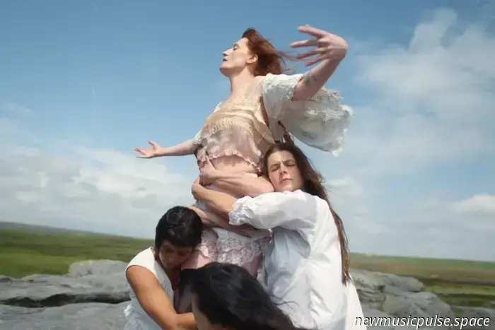 Florence + The Machine condivide il video d'impatto di 'Sympathy Magic'.