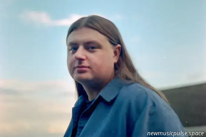 Intervista: Joelton Mayfield si confida su ‘Crowd Pleaser’, una testimonianza della vera amicizia e un'incredibile genesi del doloreIntervista: Joelton Mayfield si confida su ‘Crowd Pleaser’, una testimonianza della vera amicizia e un'incredibile genesi del dolore - Atwood Magazine