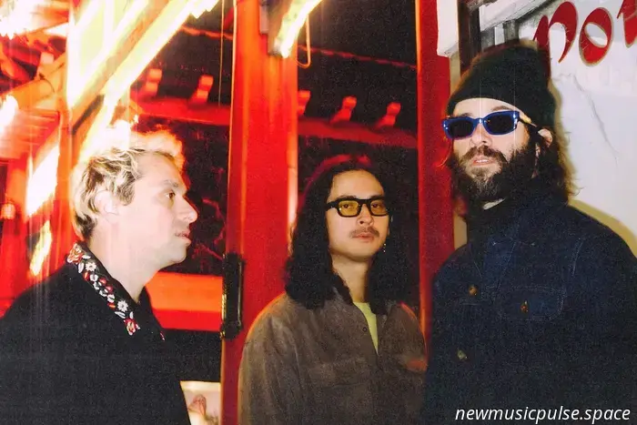 «Перетекая в нормальность»: The Technicolors превращают расплату в откровение в «Первый класс в никуда», мечтательной и болезненной альт-роковой грёзе — журнал Atwood