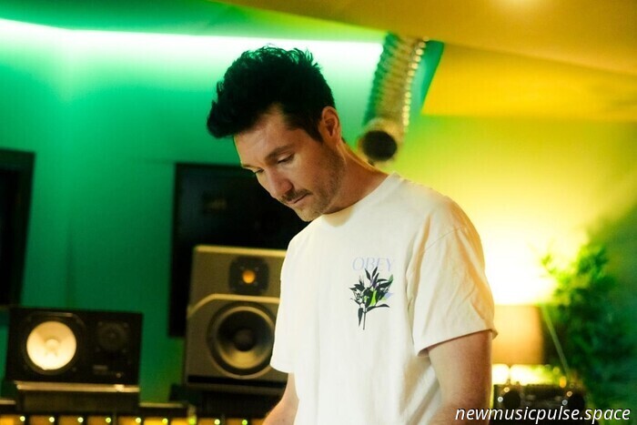 Дэн Смит из группы Bastille поделился «Частью четвёртой» проекта «& (Амперсанд)»