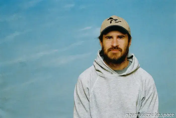 Reportaje: Petey USA sobre convertir pensamientos privados en espacio compartido y las verdades ficticias de «The Yips» - Atwood Magazine