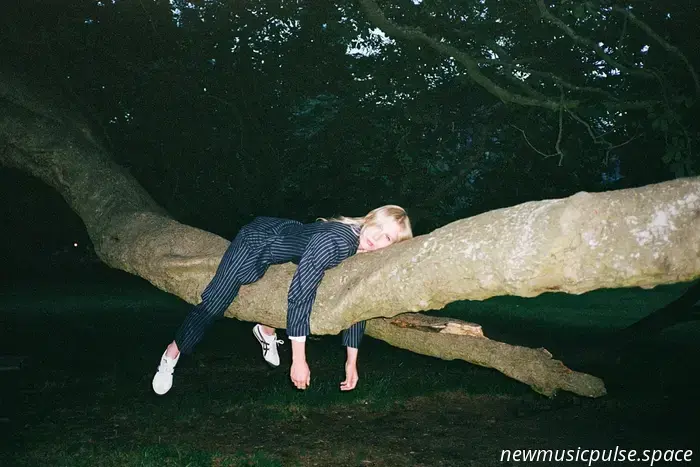 Элис Костелло объявляет о долгожданном дебютном альбоме «Move On With The Year»