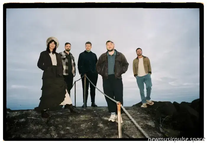 Of Monsters and Men tornano a casa come una "creatura ordinaria" in un'ode tenera alla vulnerabilità e all'appartenenza - Atwood Magazine