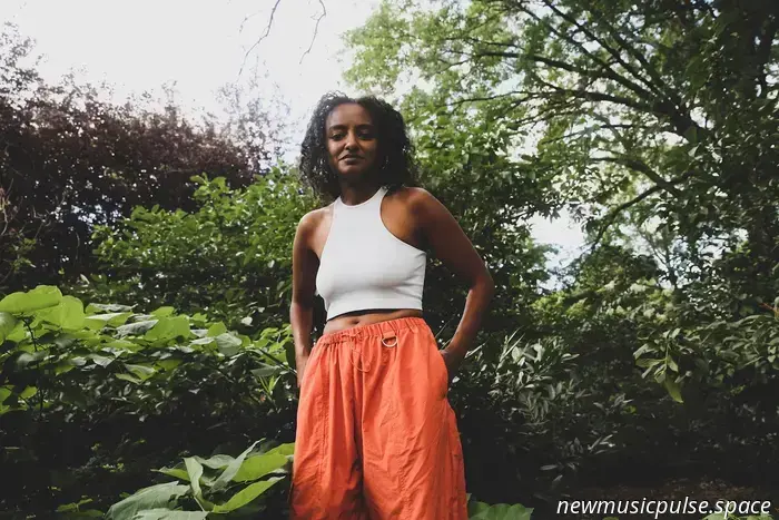 Aïda Mekonnen Caby debutó con una intimidad soñadora y una reverie islandesa en “The Glow”, una impresionante introducción de folk independiente - Atwood Magazine