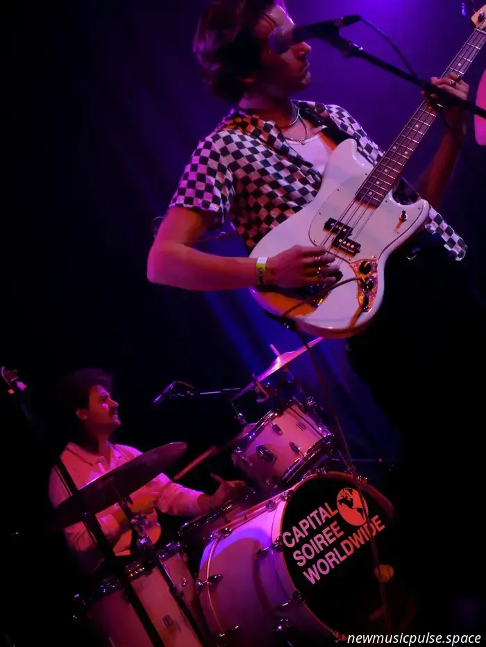 „Wir sind nur Pop der Arbeiterklasse“: Chicagos Capital Soirée ist die Band, die man im Auge behalten sollte - Atwood Magazine